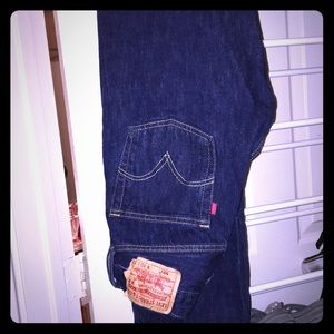 Men’s dark blue Levi jeans